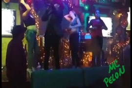 فرخ مكسيكي مع وشم يظهر مؤخرتها أثناء الرقص